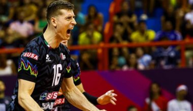 Siatkarz w czarno-zielonej koszulce z numerem 16 krzyczy z radości, zaciskając pięści.