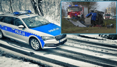 Samoch&oacute;d policyjny na zaśnieżonej drodze. W małym oknie w prawym g&oacute;rnym rogu widok na rozbity samoch&oacute;d i wozy strażackie.