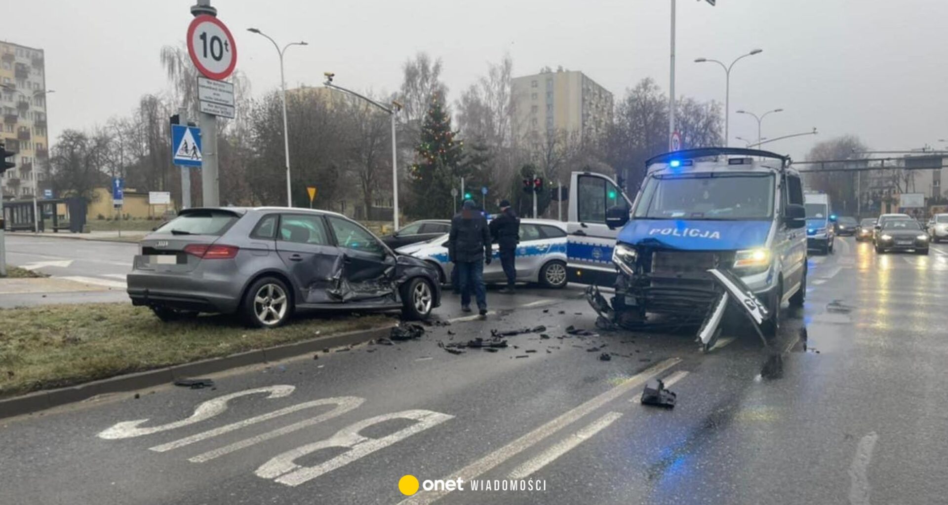 Roztrzaskany radiowóz, policjant w szpitalu. Groźny wypadek w Kielcach - Onet Wiadomości