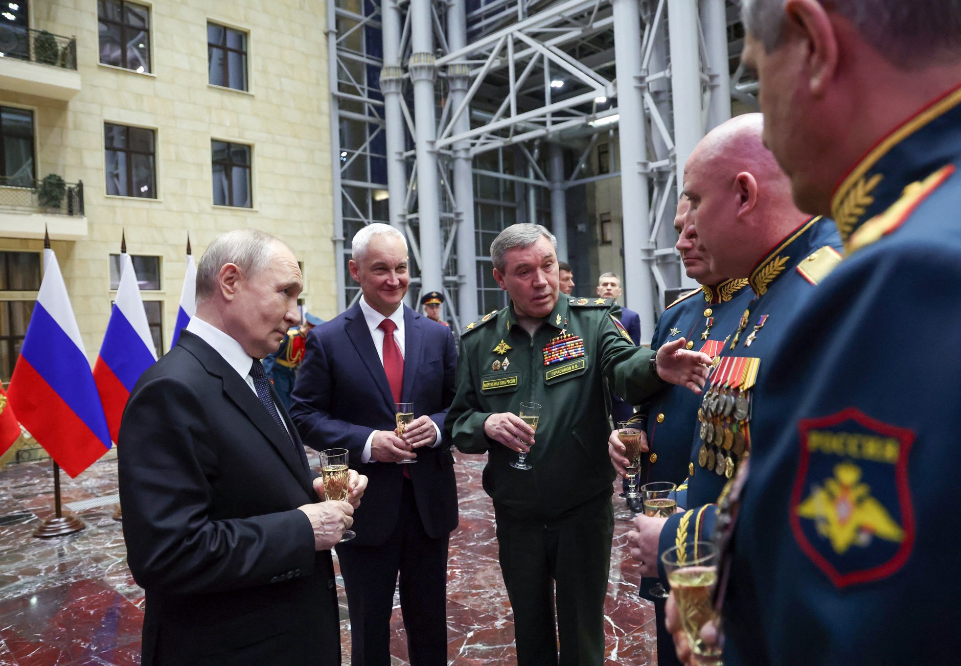 Prezydent Rosji Władimir Putin w towarzystwie ministra obrony Andrieja Biełousowa i szefa sztabu generalnego Walerego Gierasimowa w Moskwie, 17 grudnia 2025 r.