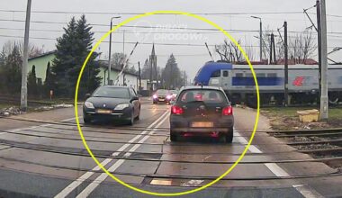 Nowa Wieś Wielka. Szlaban w górze, auta ruszyły i nadjechał pociąg. Nagranie