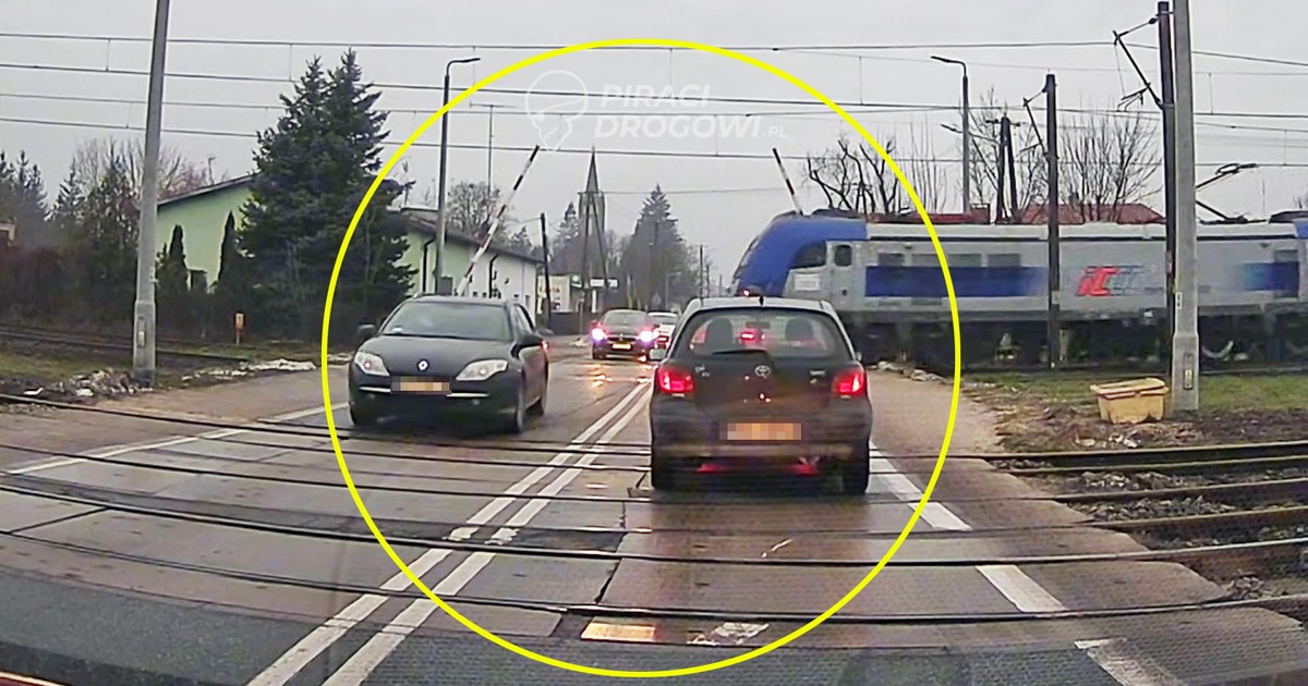 Nowa Wieś Wielka. Szlaban w górze, auta ruszyły i nadjechał pociąg. Nagranie