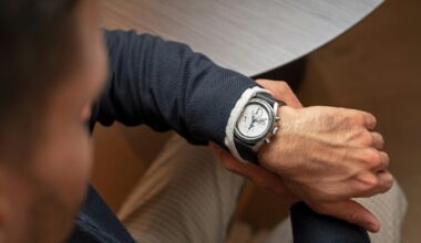 Mężczyzna patrzący na zegarek na nadgarstku, symbolizujący percepcję czasu a mózg i wrażenie, że czas płynie szybciej.