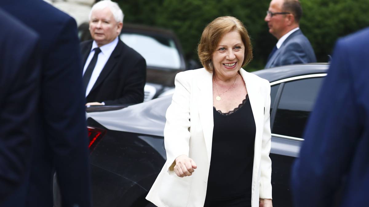 Barbara Skrzypek, była wsp&oacute;łpracowniczka Jarosława Kaczyńskiego, w białej marynarce.