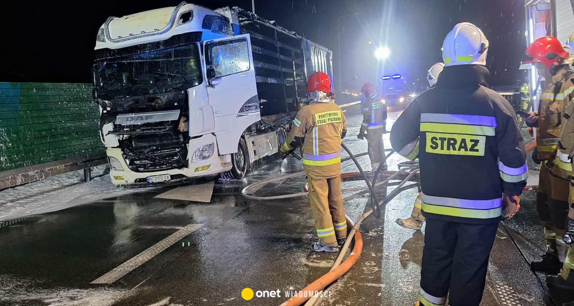 Pożar ciężarówki na trasie S17. Są zdjęcia z akcji strażaków - Onet Wiadomości