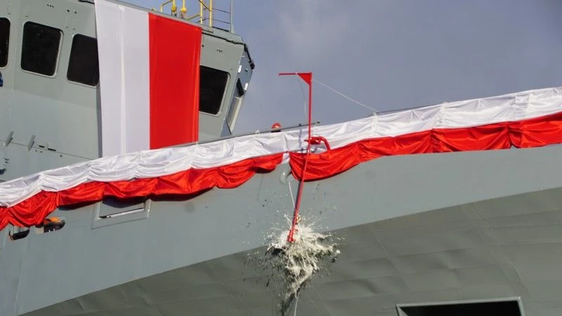 Tradycyjna butelka szampana rozbita o burtę Czajki.