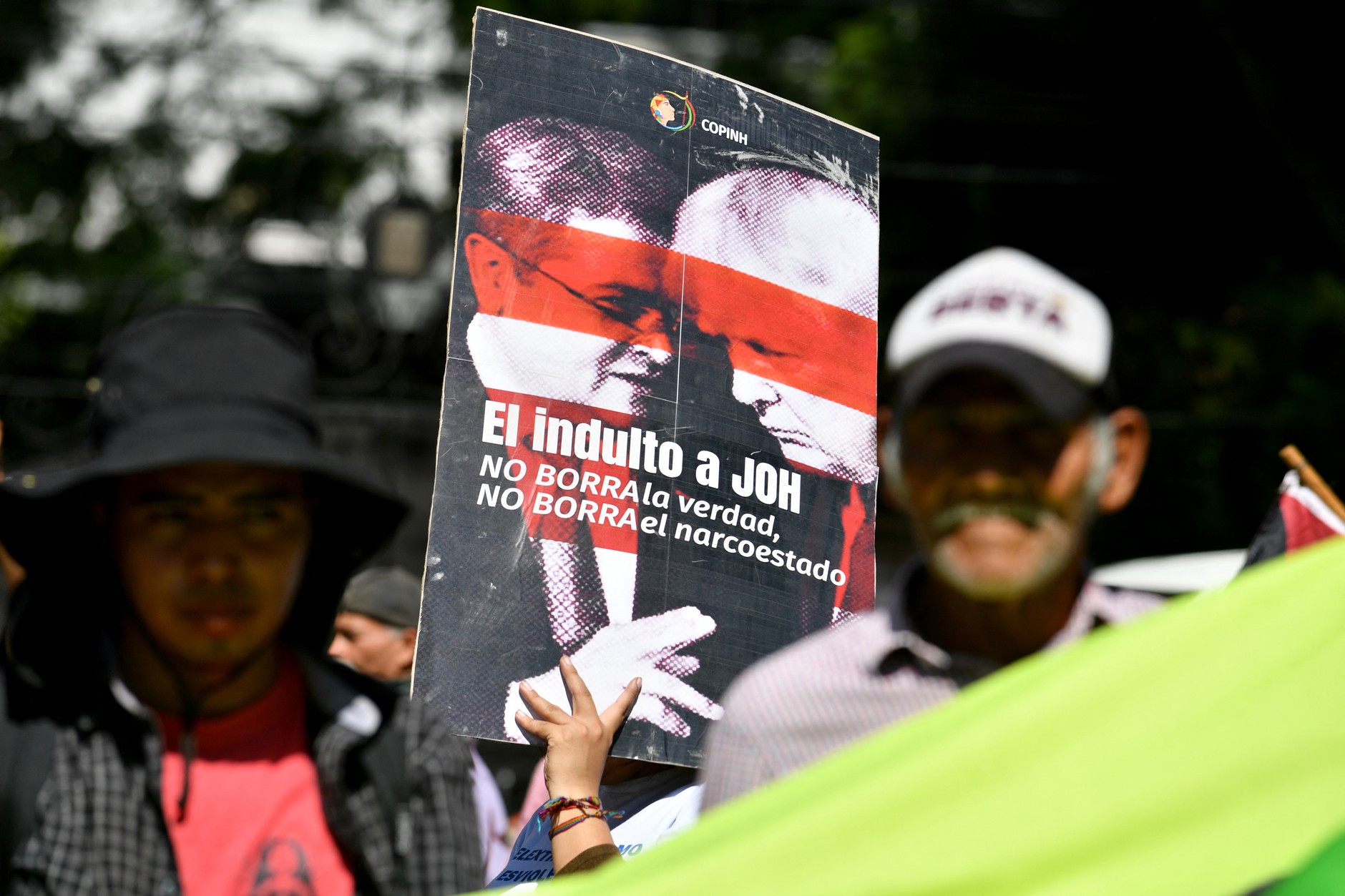 Transparent z napisem "Ułaskawienie Juana Orlando Hernandeza nie wymazuje prawdy, nie wymazuje narkopaństwa" podczas protestu przed ambasadą USA w Tegucigalpie, Honduras, 4 grudnia 2025 r.