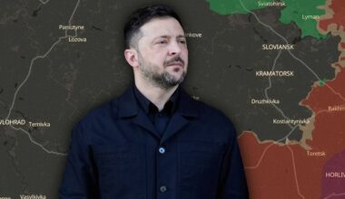 Wołodymyr Zełenski na tle mapy Ukrainy z zaznaczonymi obszarami działań wojennych.