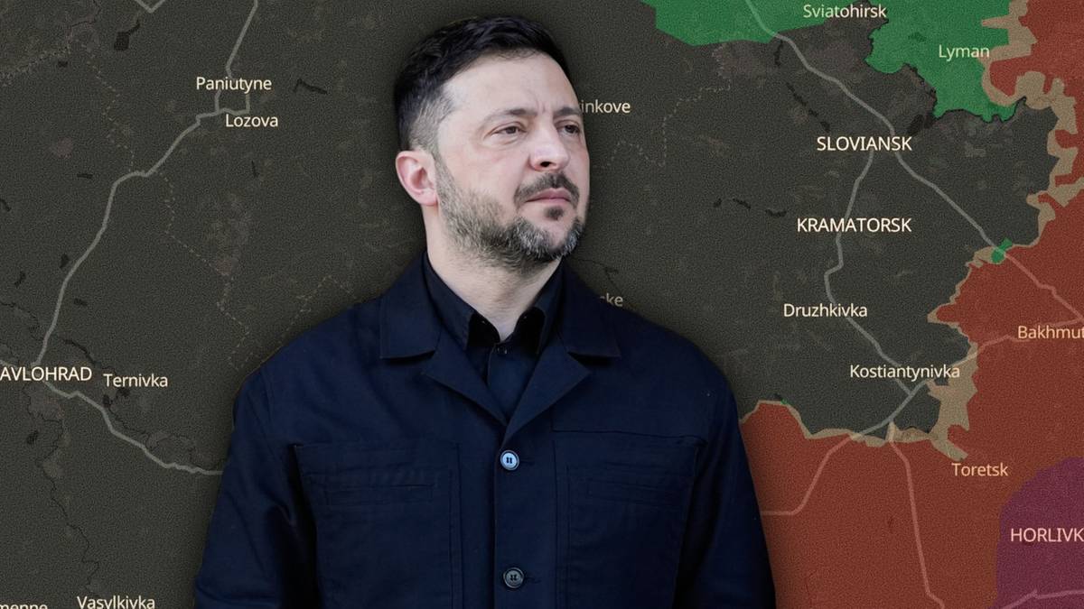 Wołodymyr Zełenski na tle mapy Ukrainy z zaznaczonymi obszarami działań wojennych.