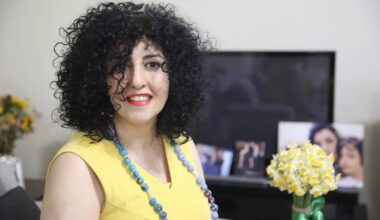 Portret Narges Mohammadi, irańskiej działaczki na rzecz praw człowieka.