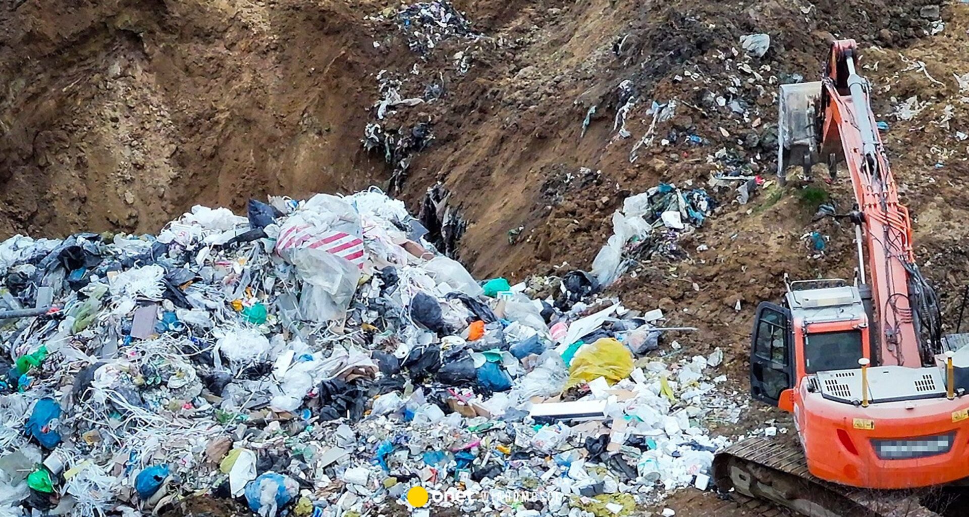 Służby rozbiły grupę składującą groźne odpady. Zakopywali je nocami [WIDEO]