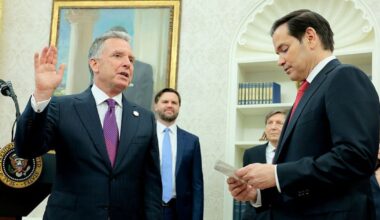 Marco Rubio odbiera przysięgę od Stevena Witkoffa. 6 maja 2025. Waszyngton. Zdj. Anna Moneymaker/Getty Images