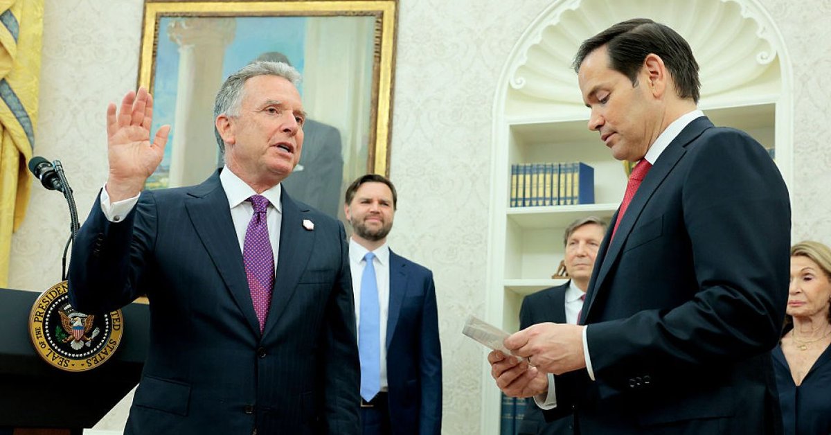 Marco Rubio odbiera przysięgę od Stevena Witkoffa. 6 maja 2025. Waszyngton. Zdj. Anna Moneymaker/Getty Images