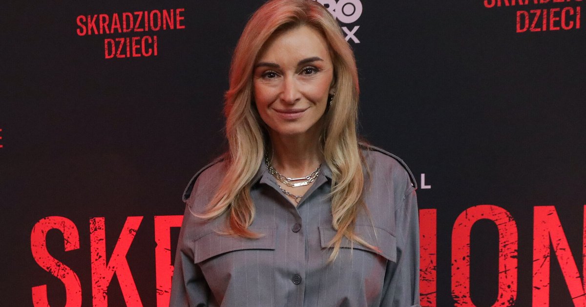 Martyna Wojciechowska zapozowała w szarym komplecie. Jej film wstrząśnie widzami - Onet