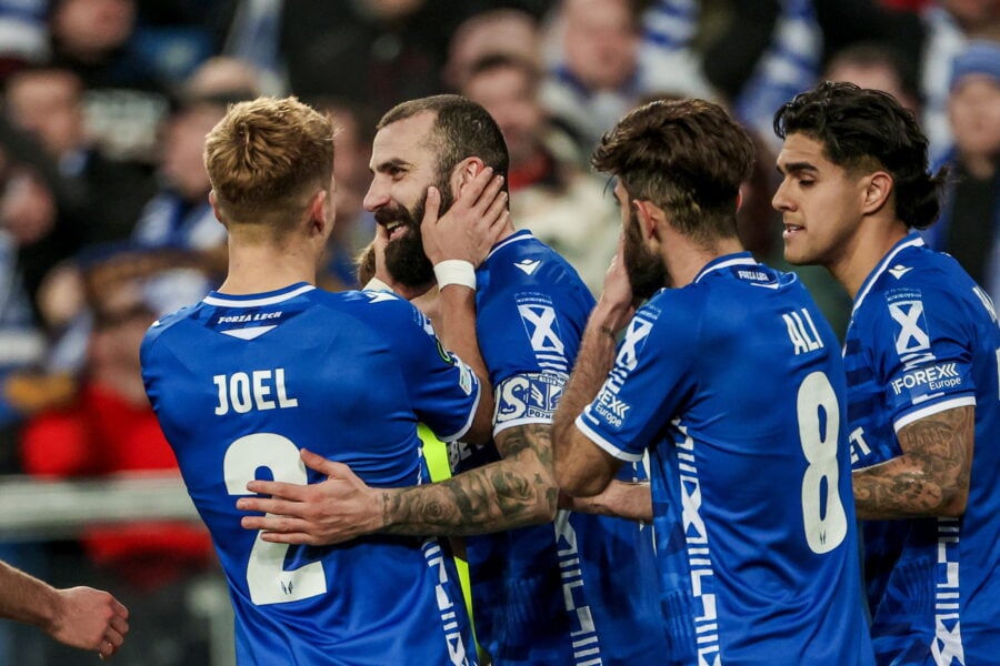 Miakel Ishak świetujący gola z kolegami