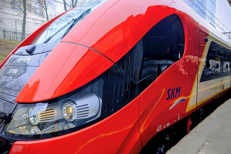 Odnowiony Elf wyjechał na warszawskie tory