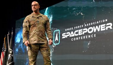 Siły Kosmiczne uruchamiają "Rój Sensorów". Kometa już jutro najbliżej Ziemi. Armia i Nasa prowadzą historyczne ćwiczenia obrony planetarnej