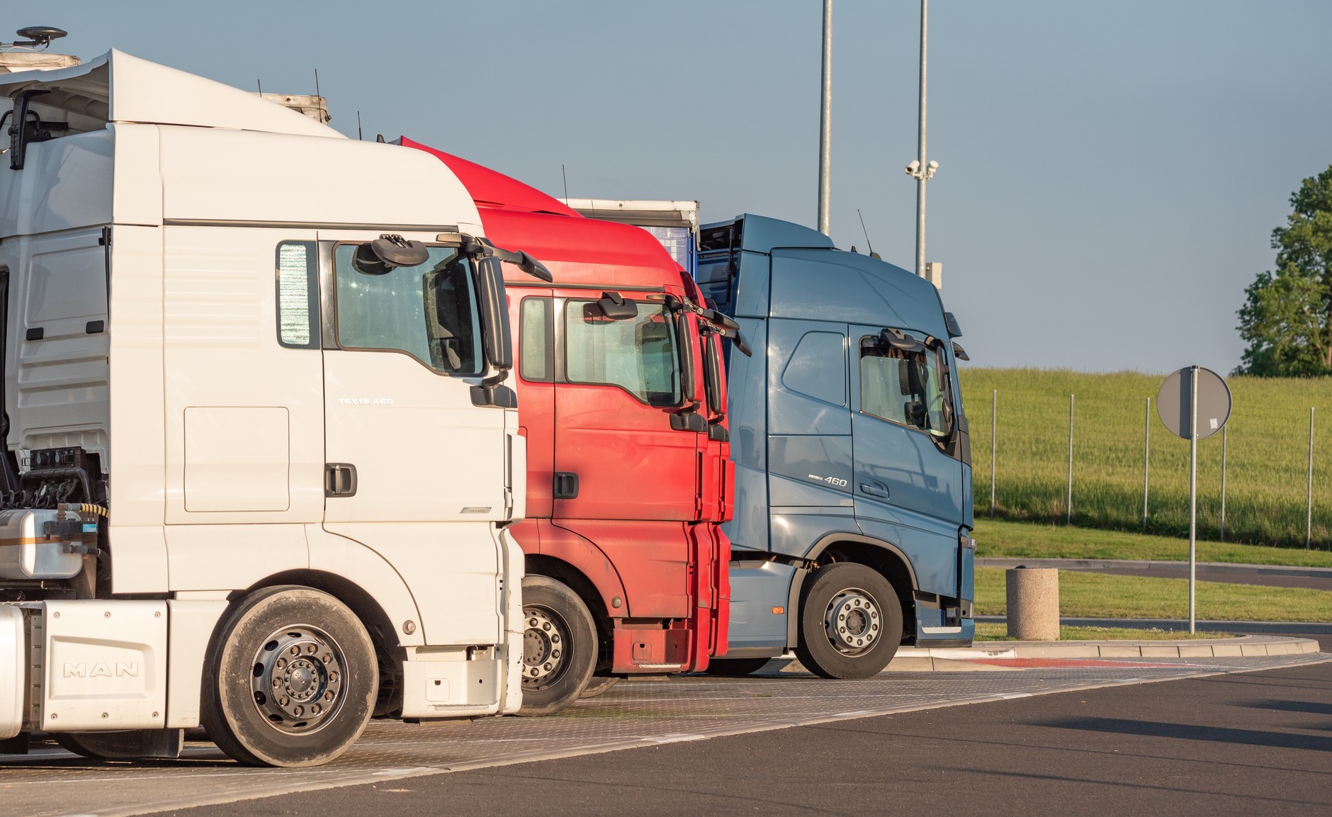 Ciężarówki na parkingu