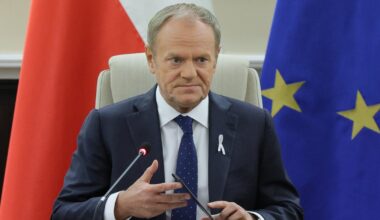 Donald Tusk pisze o "stadionowych bandytach". Wbił szpilę prezydentowi - Onet
