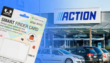 Opakowanie karty lokalizującej „Smart Finder Card” z ikoną „Works with Apple Find My” na pierwszym planie po lewej, a po prawej wejście do sklepu Action z widocznym szyldem i zaparkowanymi samochodami.