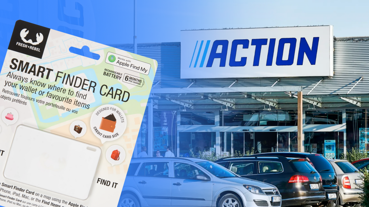 Opakowanie karty lokalizującej „Smart Finder Card” z ikoną „Works with Apple Find My” na pierwszym planie po lewej, a po prawej wejście do sklepu Action z widocznym szyldem i zaparkowanymi samochodami.