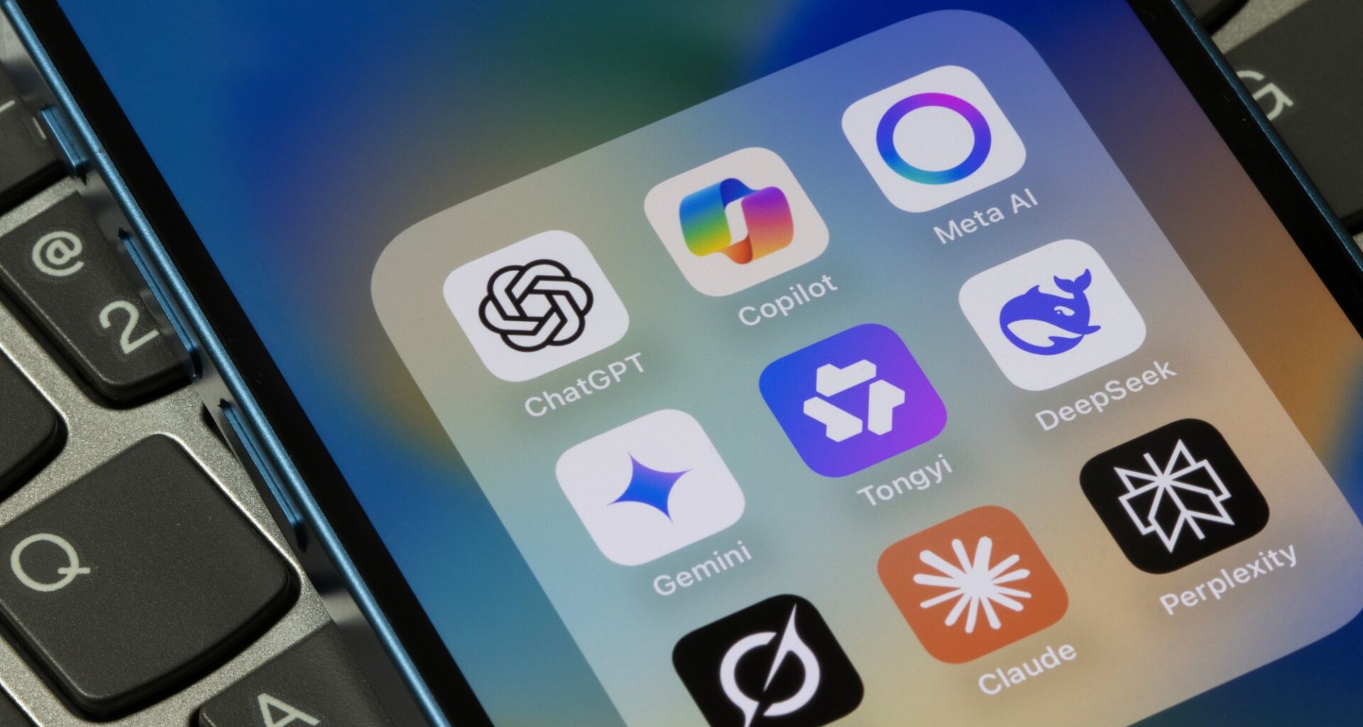 Czy ChatGPT osłabia myślenie krytyczne? Wyniki badań MIT i Oxfordu