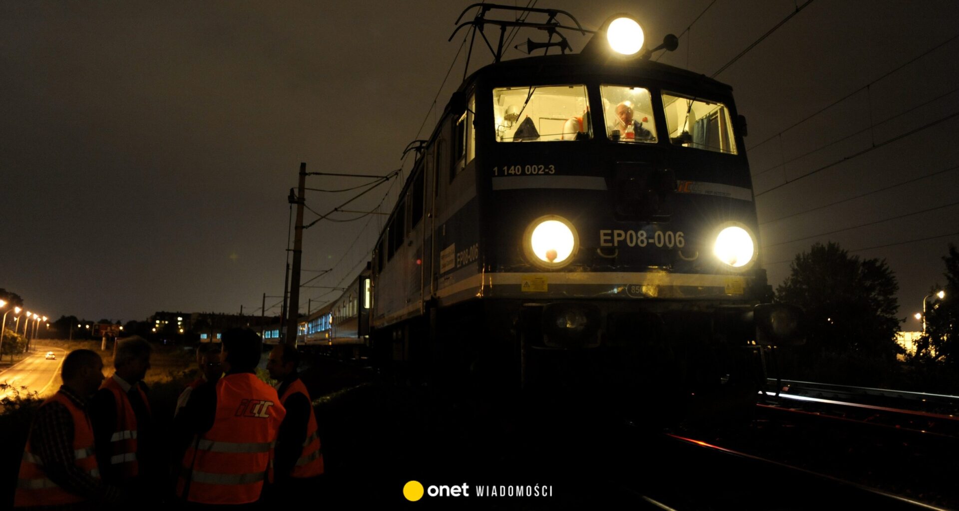 Auto zjechało w nocy z wiaduktu pod pociąg. Groźny wypadek koło Świecia - Onet Wiadomości