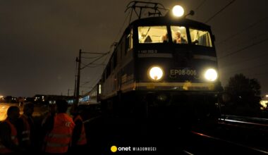 Auto zjechało w nocy z wiaduktu pod pociąg. Groźny wypadek koło Świecia - Onet Wiadomości