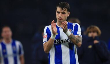 Piłkarz FC Porto klaszczący w dłonie.
