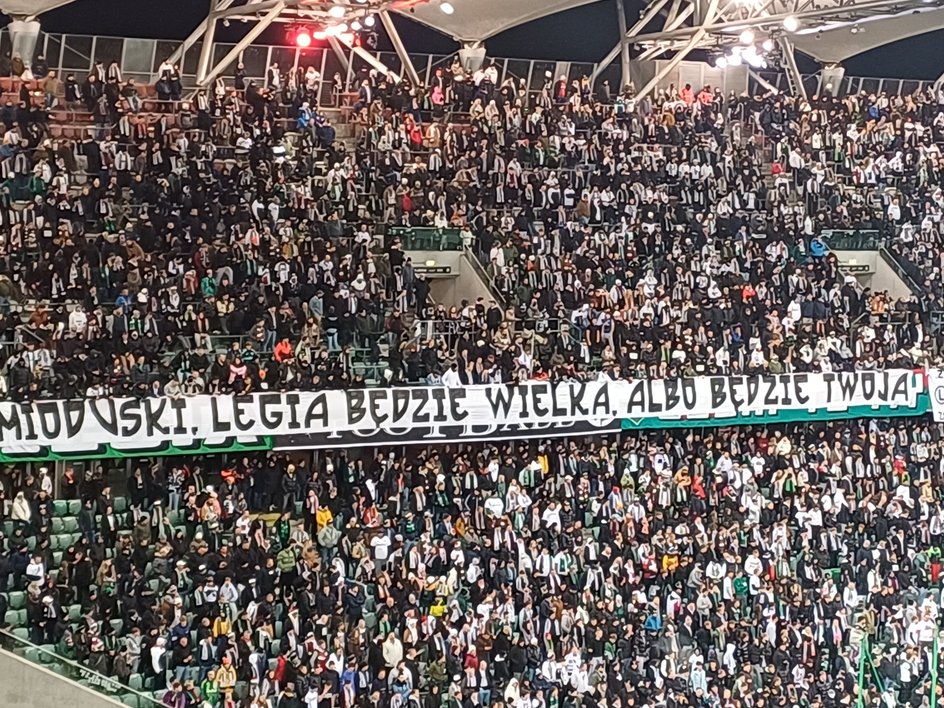 Transparent przygotowany przez kibiców Legii podczas meczu z Piastem