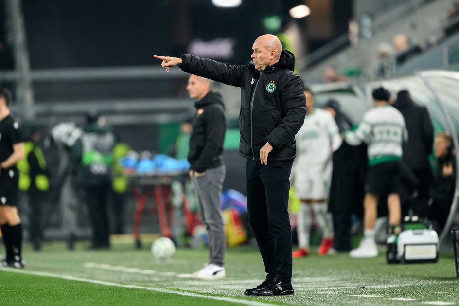 Trener Omonii Henning Berg podczas meczu z Rapidem Wiedeń w Lidze Konferencji