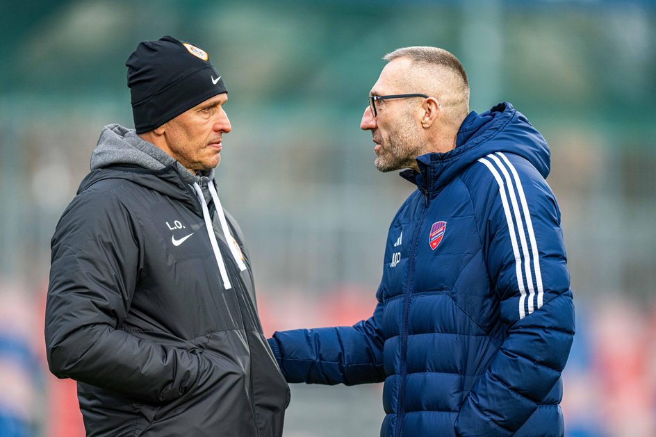 Trener Zagłębia Lubin Leszek Ojrzyński w rozmowie z Markiem Papszunem przed meczem z Rakowem