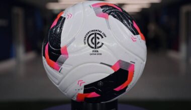 Piłka nożna z logo Pucharu Interkontynentalnego FIFA Qatar 2023, w kolorze białym z czarnymi i r&oacute;żowymi detalami.