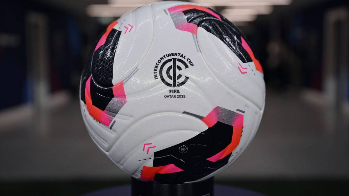 Piłka nożna z logo Pucharu Interkontynentalnego FIFA Qatar 2023, w kolorze białym z czarnymi i r&oacute;żowymi detalami.