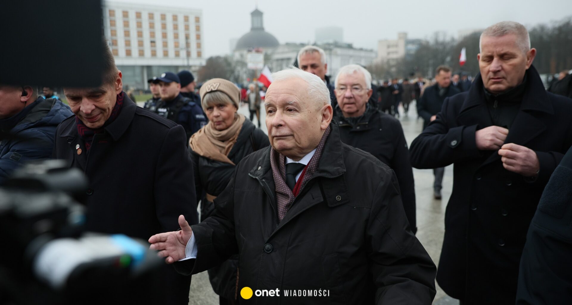 Jarosław Kaczyński zagłuszany przed pomnikiem smoleńskim. "Kłamca, kłamca!"