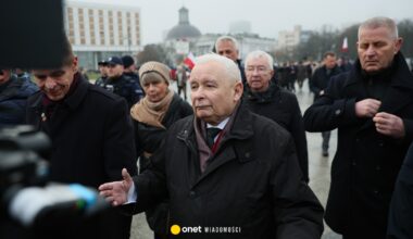 Jarosław Kaczyński zagłuszany przed pomnikiem smoleńskim. "Kłamca, kłamca!"