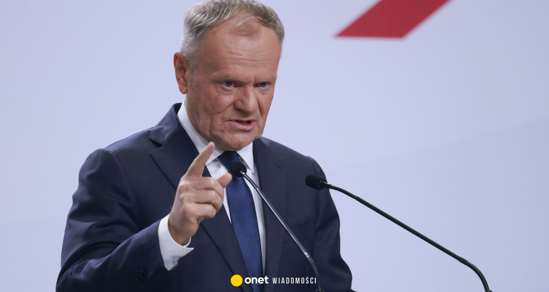 Donald Tusk opublikował nietypowe zdjęcie. "Lecimy dalej" - Onet Wiadomości