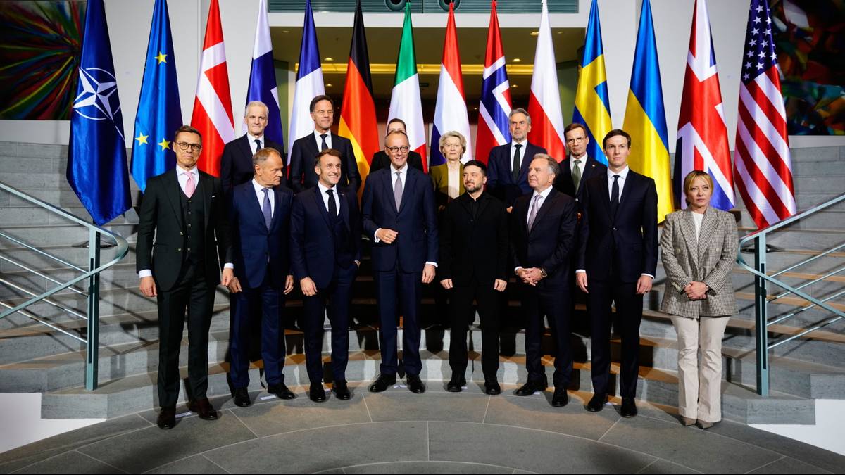 Grupa europejskich lider&oacute;w, w tym prezydent Ukrainy Wołodymyr Zełenski, pozuje do zdjęcia na tle flag narodowych i flagi NATO.