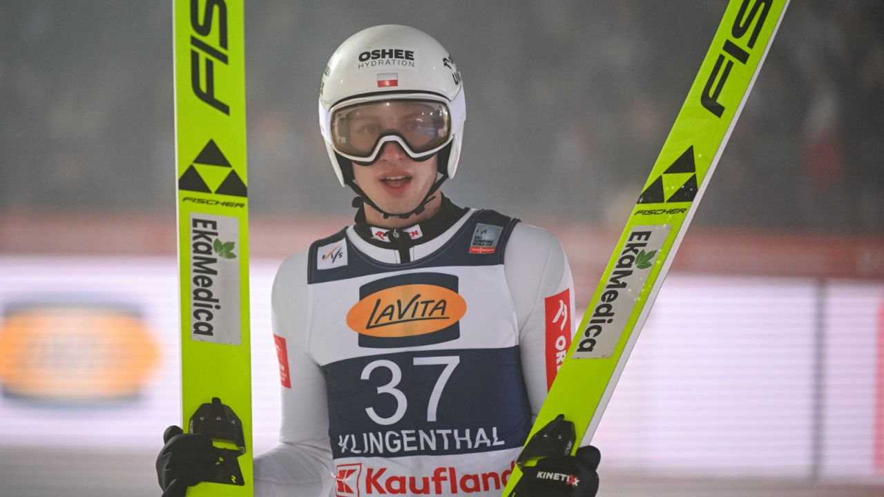 Kacper Tomasiak zajął trzecie miejsce w kwalifikacjach do konkursu Pucharu Świata w Engelbergu - sport.tvp.pl