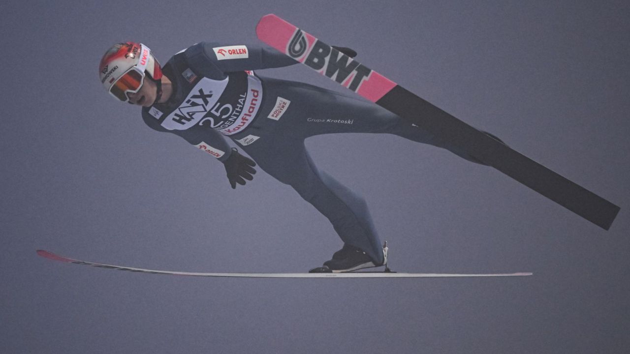 Tylko junior poczuł magię. Słabe skoki Polaków w Engelbergu - sport.tvp.pl