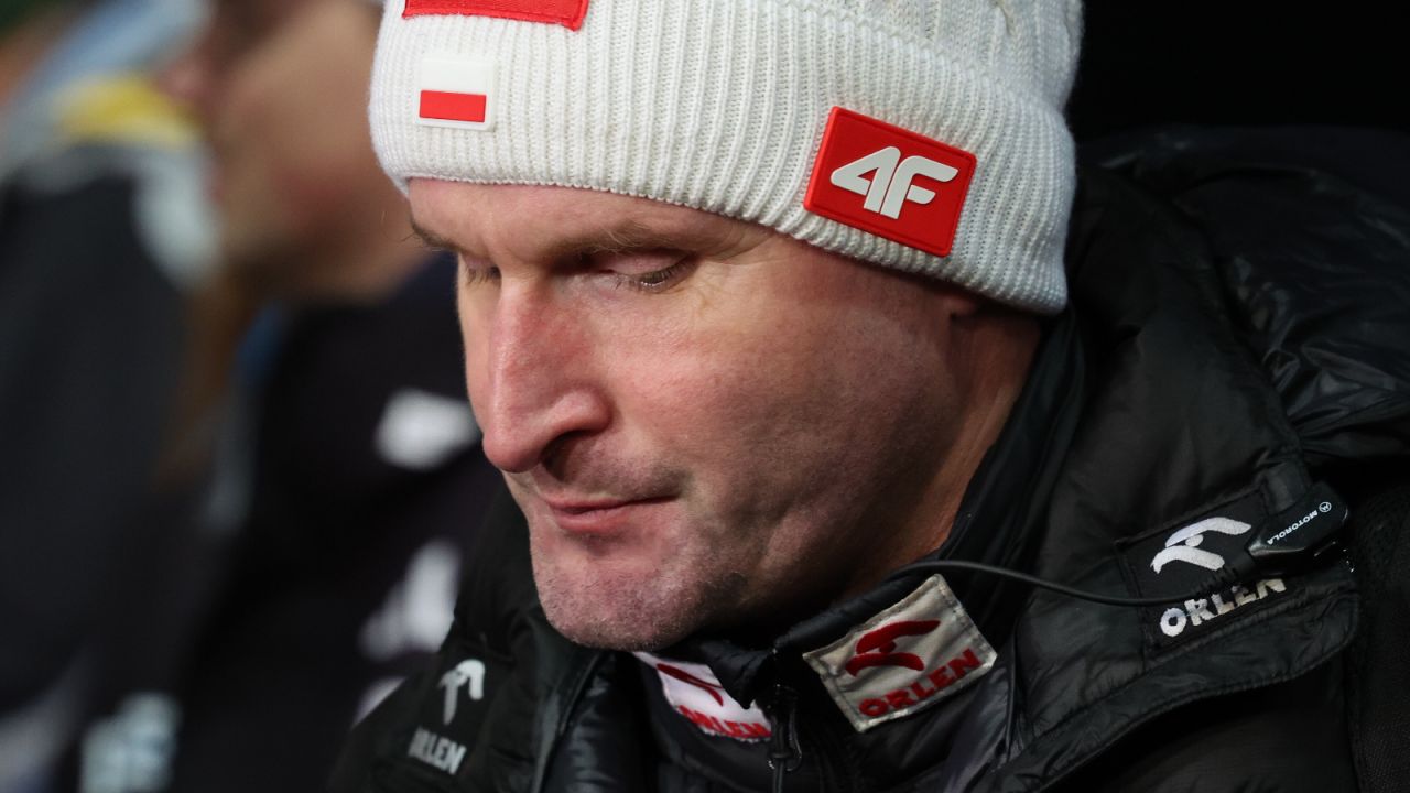 Skoki. Nie na tę "setkę" już czekamy. W Klingenthal zbladł ostatni kolor kadry skoczków. Szarość - sport.tvp.pl