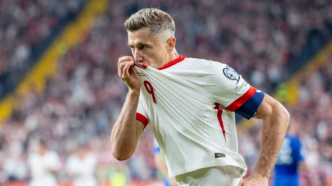 Robert Lewandowski na tle Leo Messiego i Cristiano Ronaldo. Imponujące liczby napastnika FC Barcelona - sport.tvp.pl