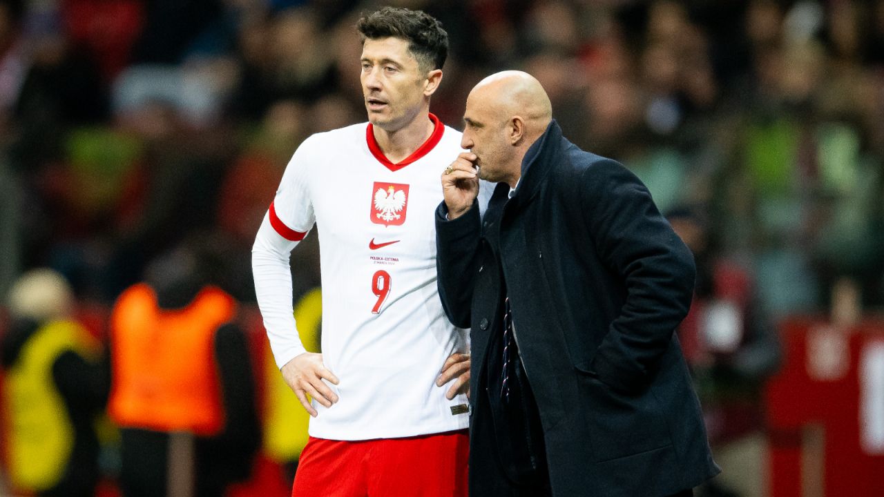 Robert Lewandowski zdradził, jak zareagował na decyzję Michała Probierza. "Spadłem z krzesła" - sport.tvp.pl