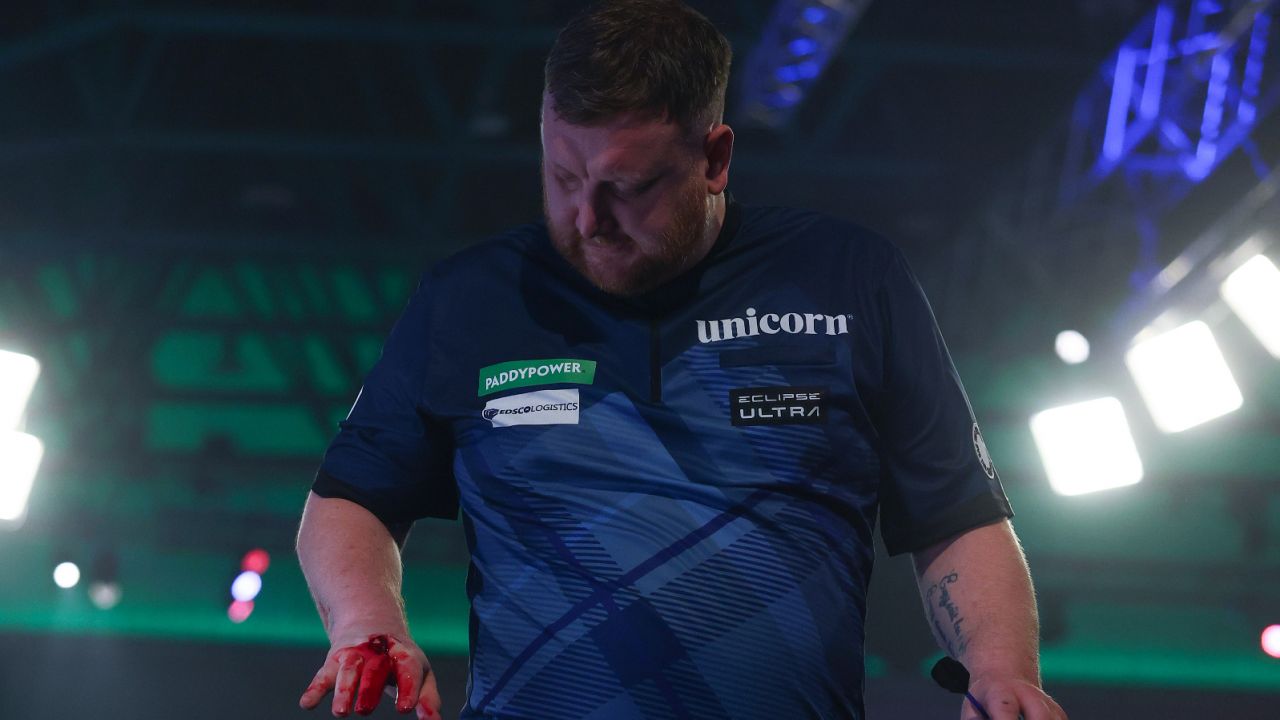 MŚ w darcie. Cameron Menzies wpadł w furię po porażce z debiutantem - sport.tvp.pl