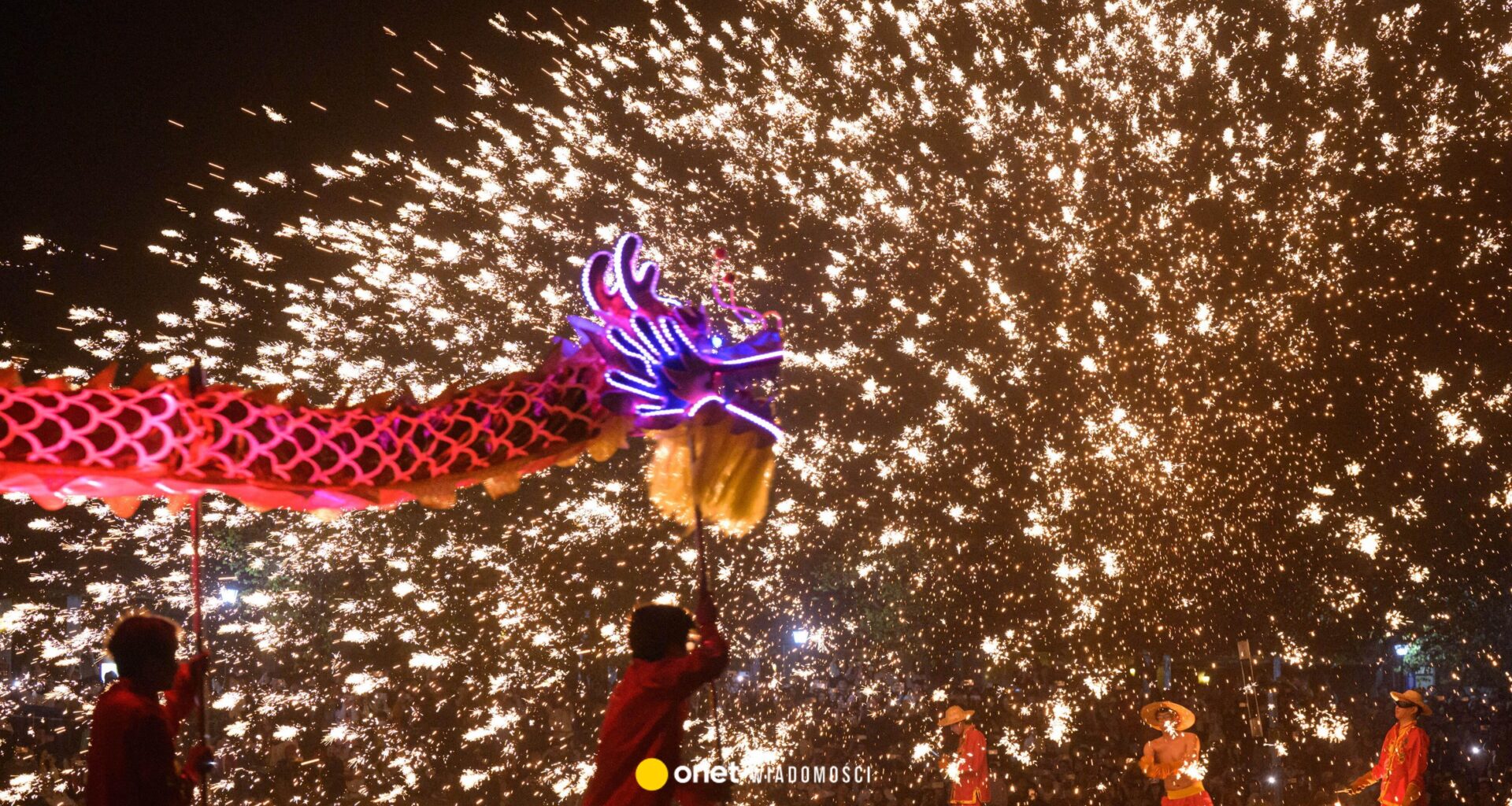 Chińskie miasta masowo odwołują imprezy sylwestrowe. Mówią o tajemniczej "sile wyższej"