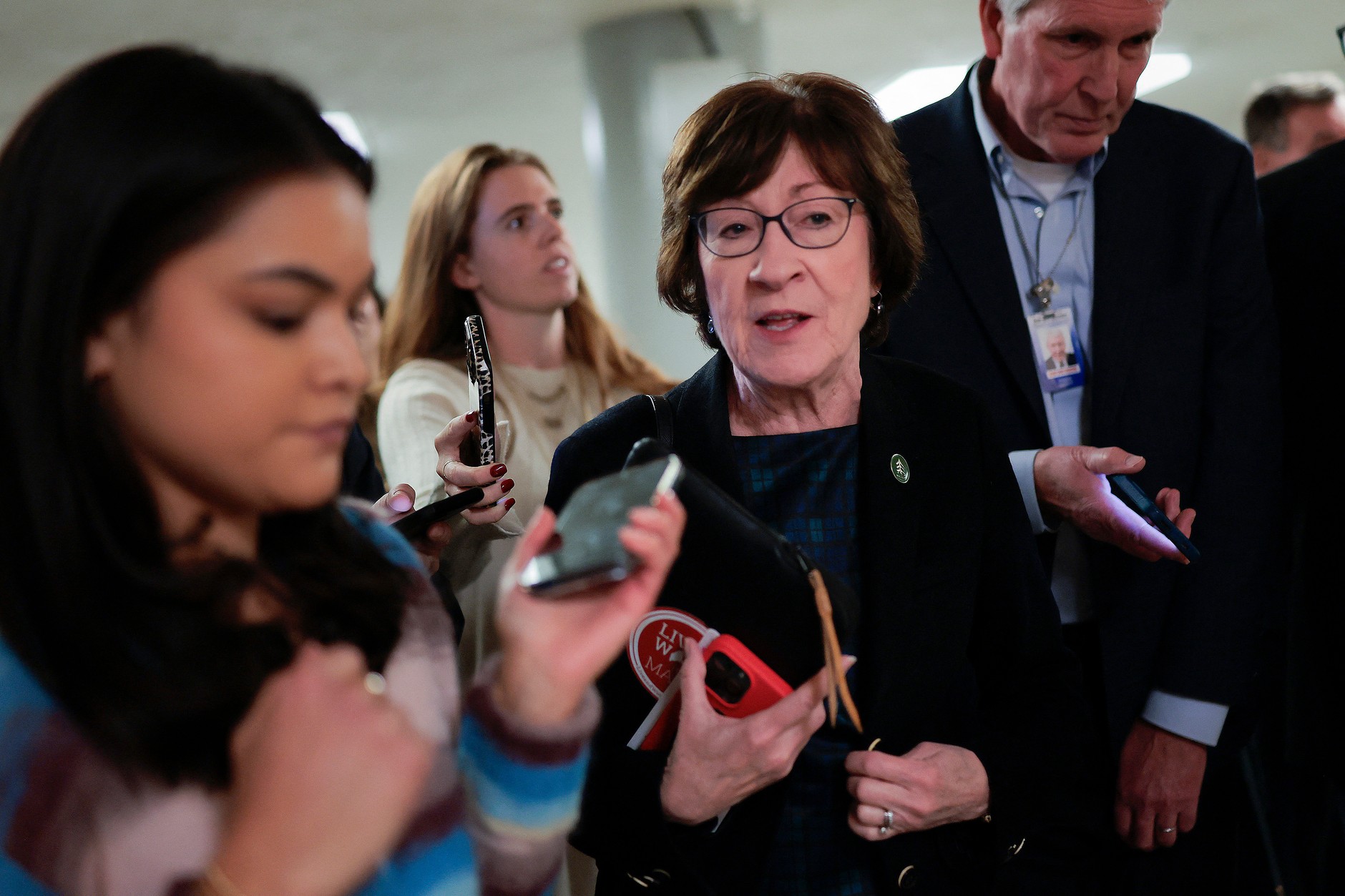 Amerykańska senator Susan Collins rozmawia z dziennikarzami po przybyciu do Kapitolu przed głosowaniem, Waszyngton, USA, 11 grudnia 2025 r. 