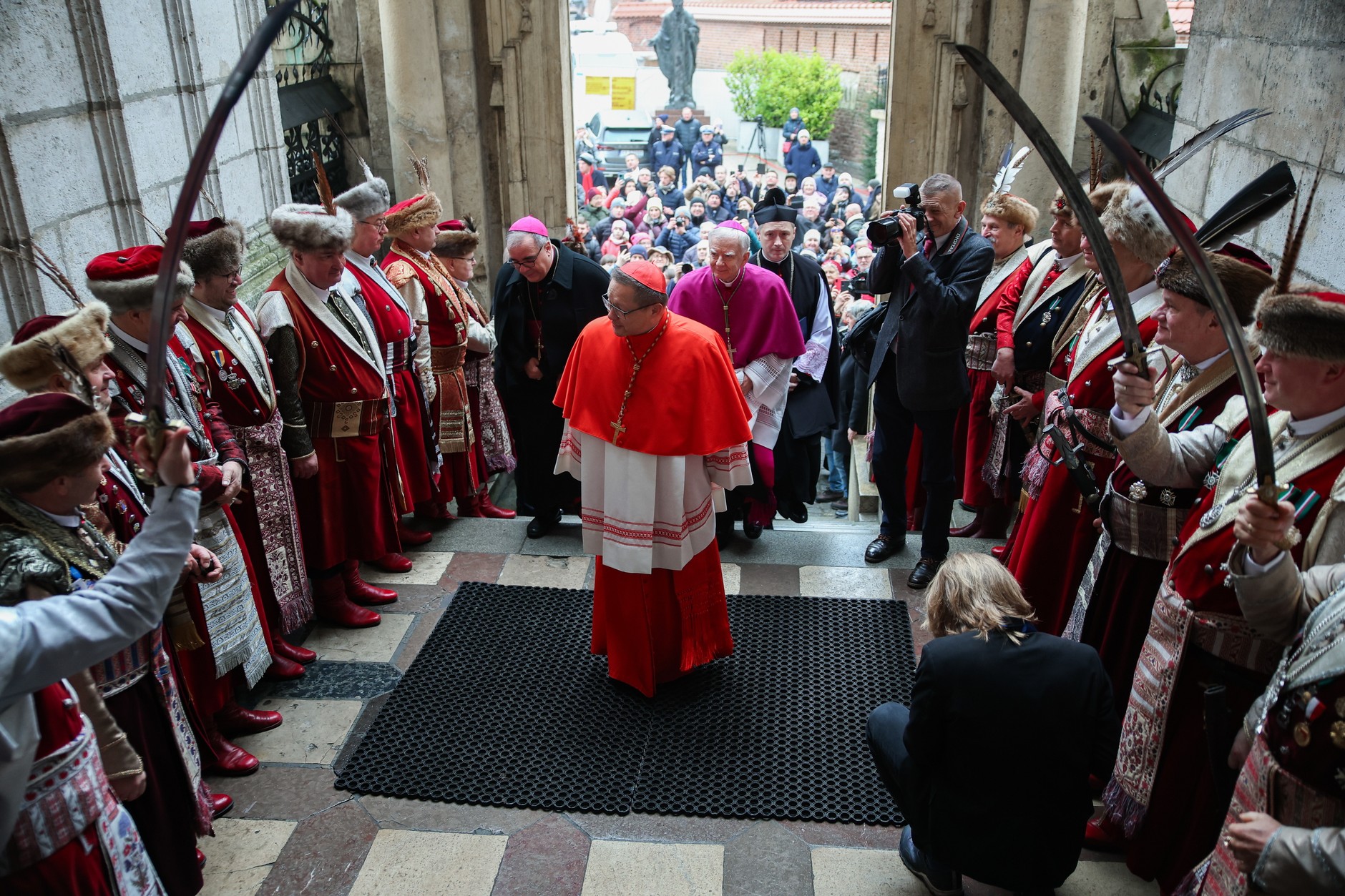 25c20040 - KRAKÓW INGRES KARDYNAŁA GRZEGORZA RYSIA (Grzegorz Ryś, Marek Jędraszewski, Antonio Guido Filipazzi )