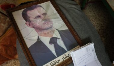 Rozbity portret byłego prezydenta Syrii Baszszara al-Asada po obaleniu go przez siły antyrządowe. Hama, 7 grudnia 2024 r.
