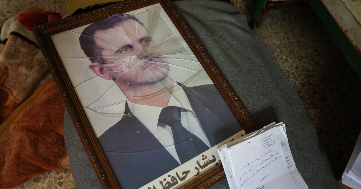 Rozbity portret byłego prezydenta Syrii Baszszara al-Asada po obaleniu go przez siły antyrządowe. Hama, 7 grudnia 2024 r.