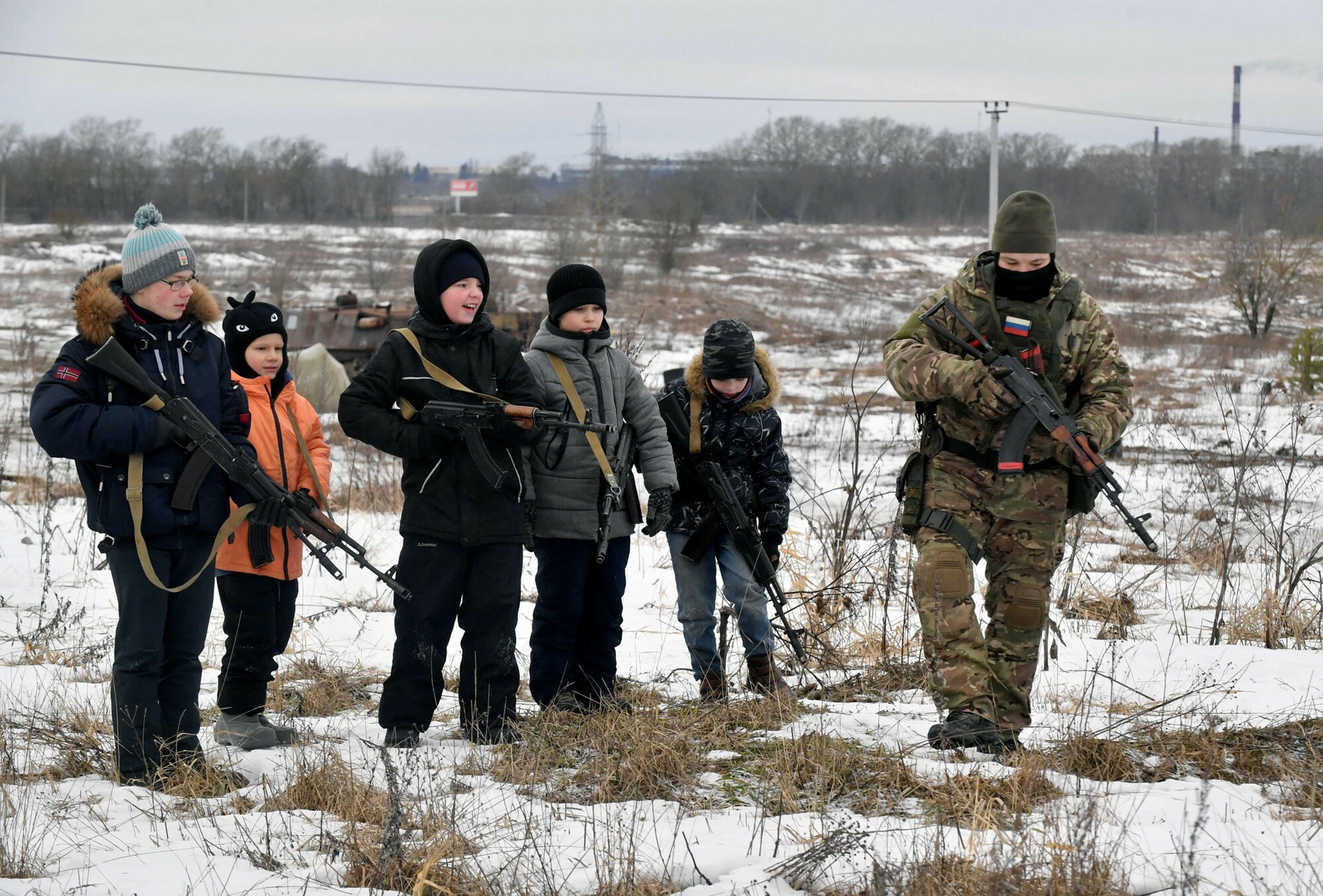 Dzieci uczą się obsługi broni w parku czołgów w Sankt Petersburgu, 28 stycznia 2023 r.